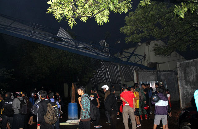 Atap Stadion Lodaya Terbalik