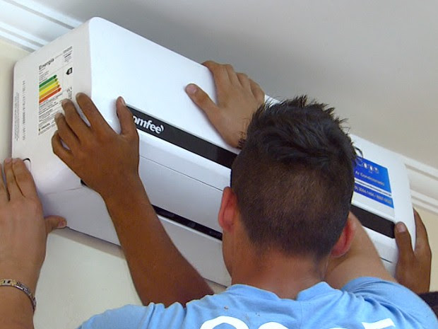 Técnicos instalam ar condicionado em imóvel de Campinas (Foto: Reprodução / EPTV)