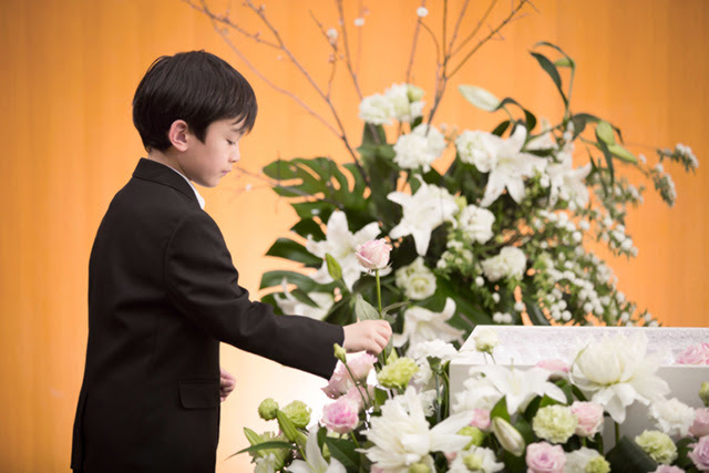 お通夜 ご葬儀のお子様の靴や服装は お子様連れの注意点 葬儀 家族葬 お葬式なら 花葬儀