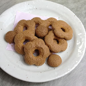 素朴ながらも上品な味わい そばぼうろ 京都出張おみやげ案内