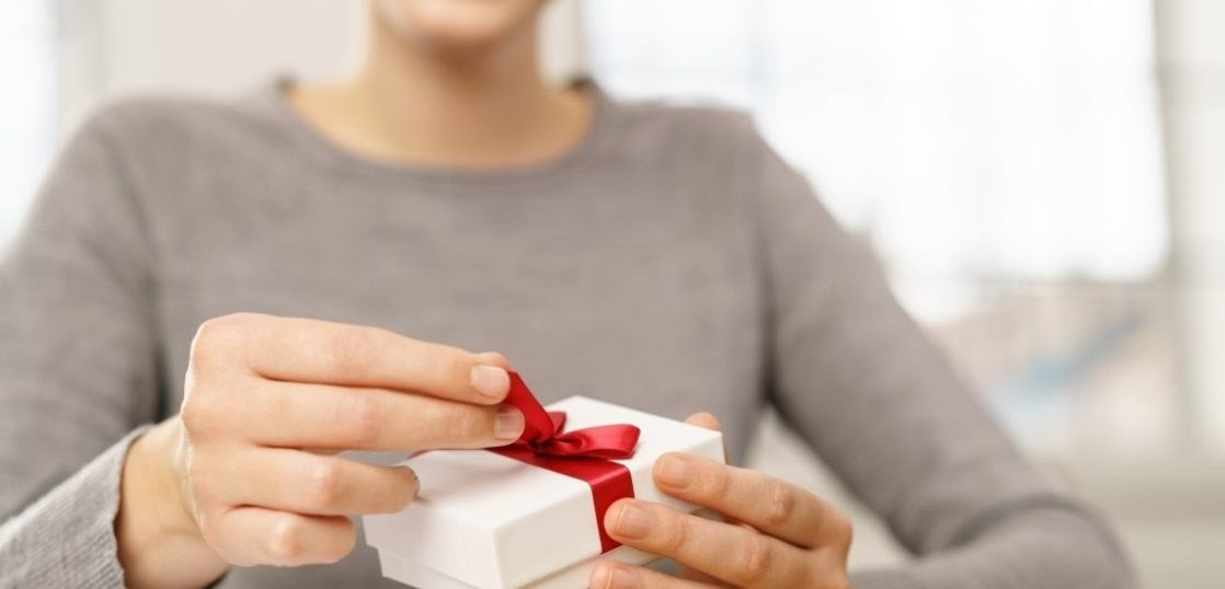 記念日でもなんでもない日にこそ 妻に小さなプレゼントを Jewelryrola 公式サイト