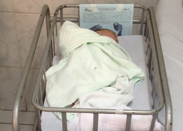 Bebê passa bem após mãe dar à luz em banheiro de maternidade em Aparecida de Goiânia, Goiás (Foto: Reprodução/ TV Anhanguera)