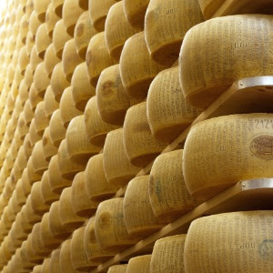 Ao todo, ladrões furtaram 2.093 peças de queijo parmesão em dois anos