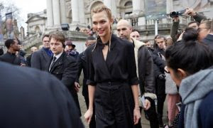 السوبر مودل Karlie Kloss مغادرة بعد عرض أزياء توب شوب