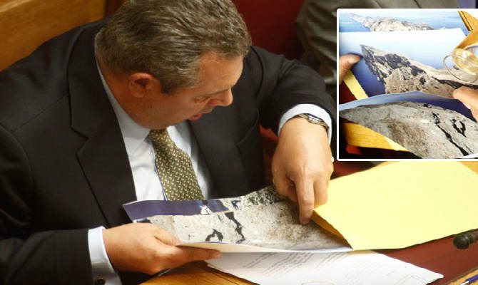 Γιατί κοιτούσε φάκελο με βραχονησίδες ο Καμμένος στα έδρανα της Βουλής;