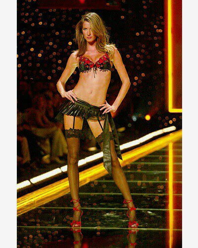 gisele bundchen hot. Gisele Bundchen keeps bod hot