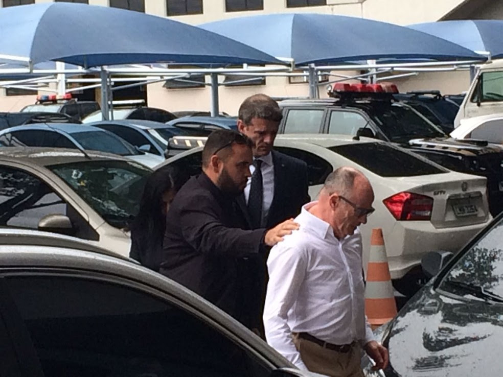 Aloysio Neves, presidente do TCE-RJ, chega à PF (Foto: Bruno Albernaz / G1)
