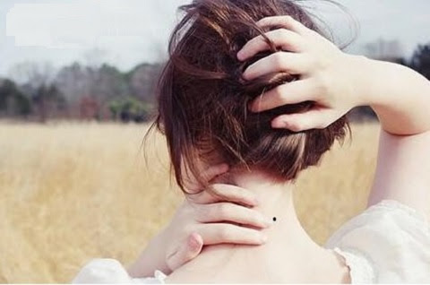  Với vị trí nốt ruồi sau gáy nữ thì có ý nghĩa là người khôn ngoan.