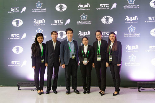 Sáu kỳ thủ Việt Nam dự giải cờ nhanh & chớp thế giới 2017. Từ trái sang: IM Thảo Nguyên, GM Trường Sơn, GM Quang Liêm, WGM Bảo Trâm, WGM Kim Phụng và WGM Mai Hưng. Ảnh: Lâm Minh Châu.