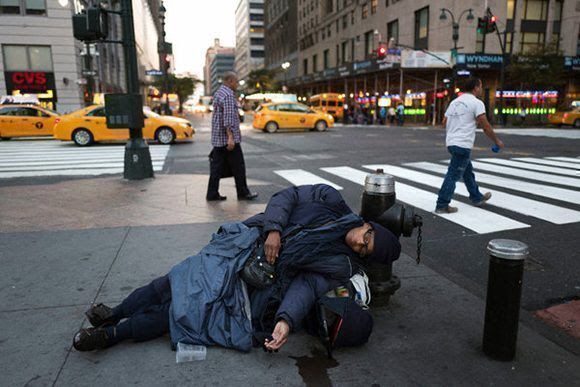 Una persona sin hogar en una calle de Boston. Foto: AP.