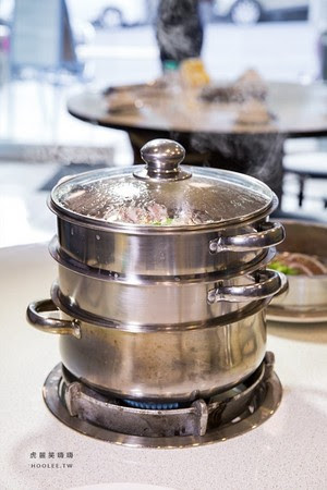 鯊嗑海鮮鍋物。（圖／虎麗笑嗨嗨）
