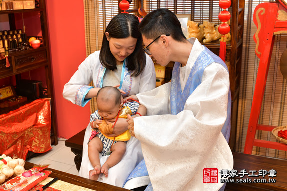 高雄市鳳山區李寶寶古禮收涎祝福活動:收涎過程拍照。照片2
