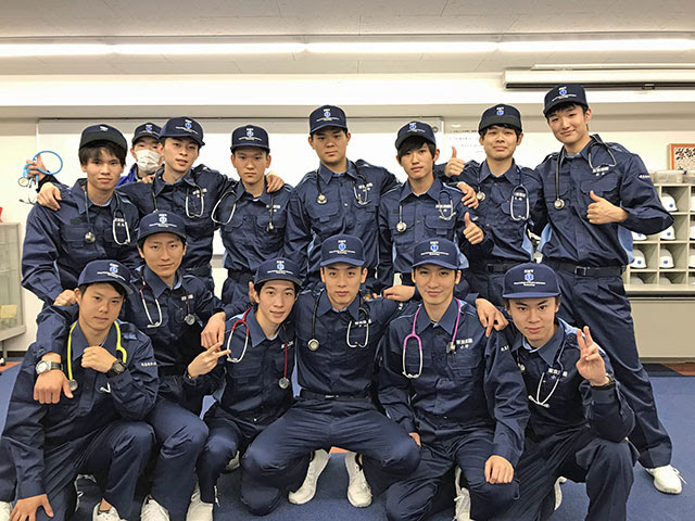 東京医薬専門学校 救急救命士科１年 ぴかぴかの実習着で決意新たに 滋慶学園グループ