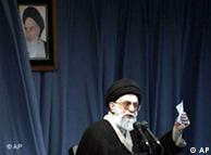 خمینی در نامه‌ای به علی خامنه‌ای می‌نویسد: «حكومت مقدم بر تمام احكام فرعیه حتی نماز و روزه و حج است.»