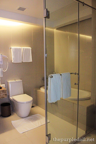 Acacia Hotel Manila Toilet