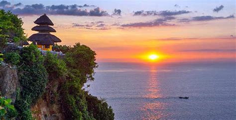 pura uluwatu keindahan pura  atas tebing menjulang tinggi