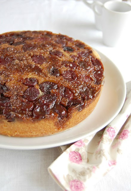 Cherry-cornmeal upside-down cake / Bolo invertido de polenta e cereja