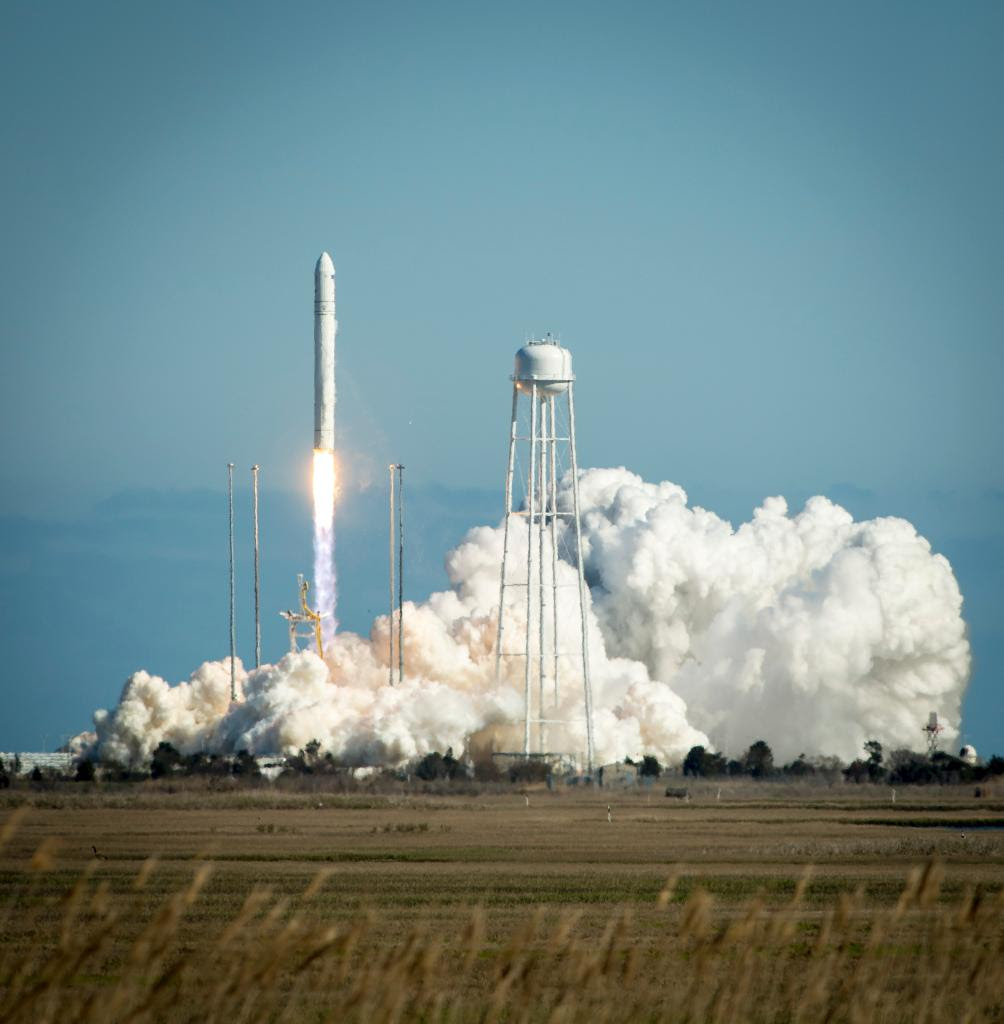 Apr21-2013-Antares-liftoff