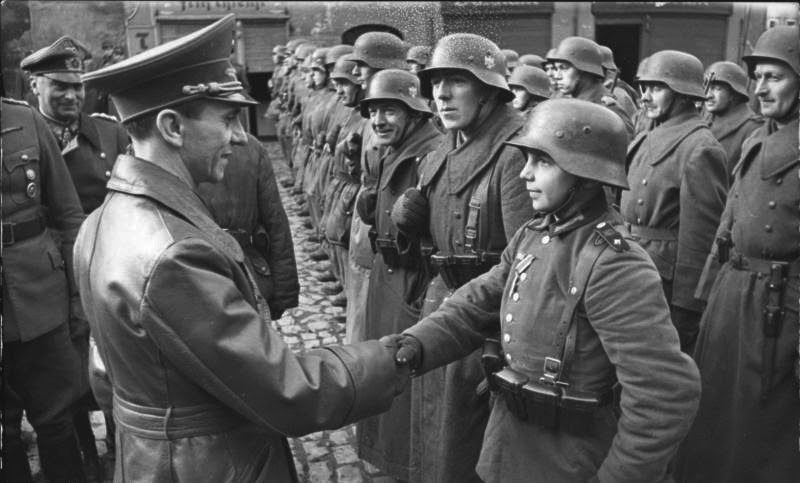 File:Bundesarchiv Bild 183-J31305, Auszeichnung des Hitlerjungen Willi Hübner.jpg