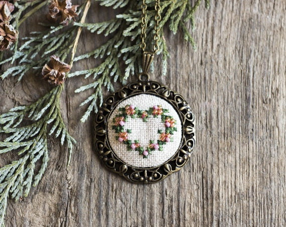 Christmas jewelry - wreath heart necklace - hand embroidered necklace - beaded necklace - gift for her - vintage style - skrynka