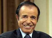 Café noventista con Menem