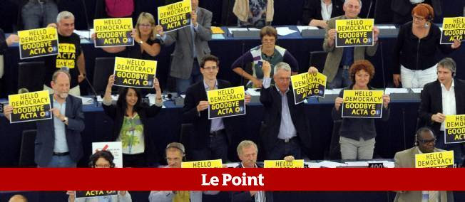 Les eurodéputés Verts célèbrent la victoire des Anti-Acta lors du vote au Parlement européen mercredi.