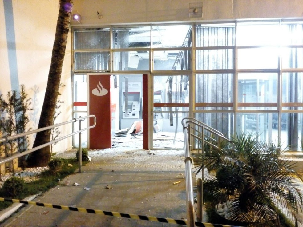 Área de autoatendimento de uma das agências atacadas ficou destruída com as explosões em Pilar do Sul  (Foto: Sérgio Santos/ Blog do Sérgio Santos)