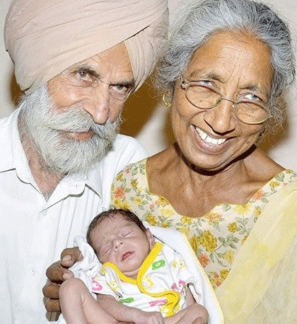 A família indiana, agora aumentada com um menino