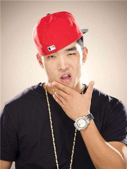 singer crown  arrested  charges   drugs