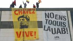 Una pancarta a la UAB en memòria de Chávez
