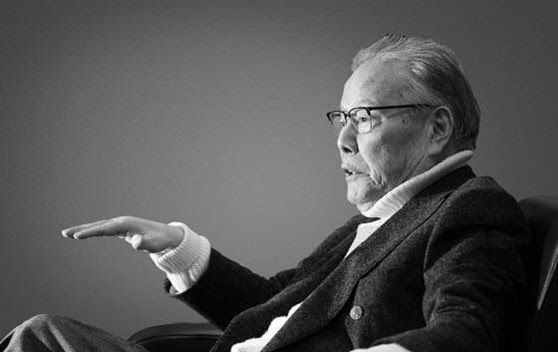 한국 최초의 디지로그 인간 이어령. 1988년 이어령은 처음으로 컴퓨터를 접했다. 그날 이후 컴퓨터는 이어령의 확장된 신체가 된다. 그의 작업실에는 7대의 컴퓨터가 있다. 아이패드와 킨들을 합치면 디지털 기기가 10대가 넘는다.
