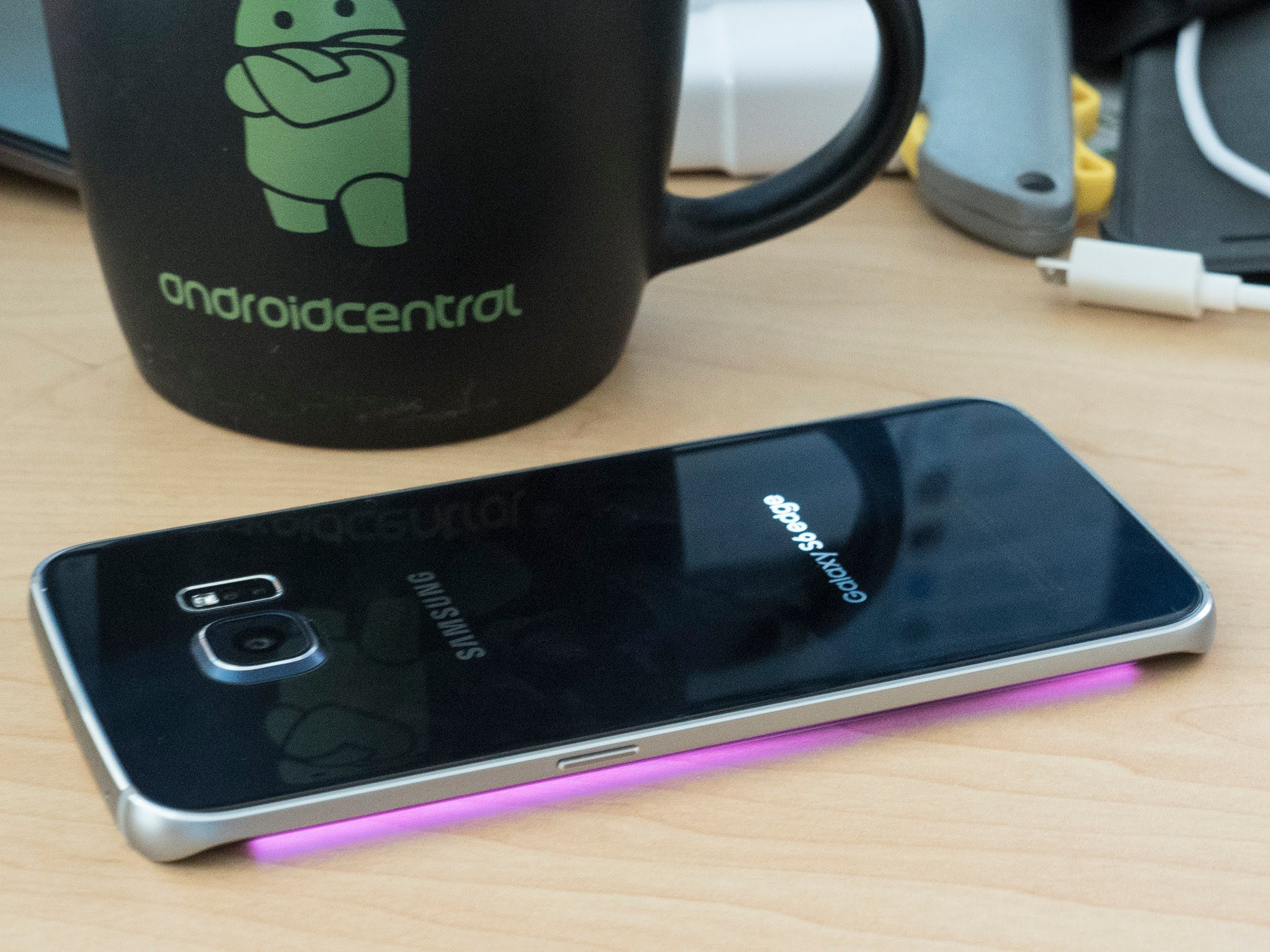 Galaxy S6 edge lighting up