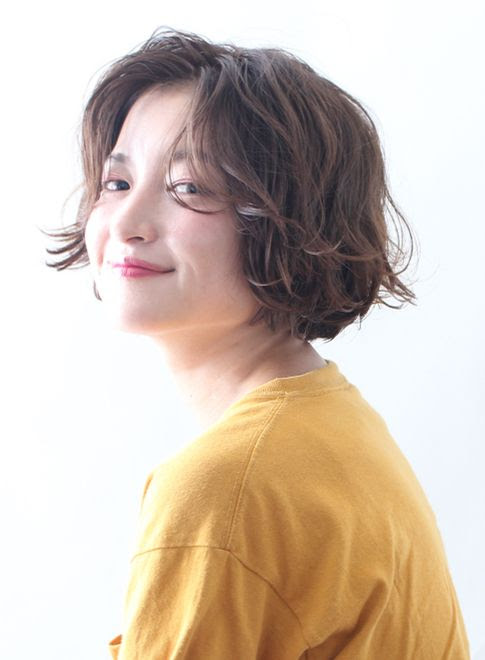 天然パーマ 髪型 女性 ショート Natalia Oniani