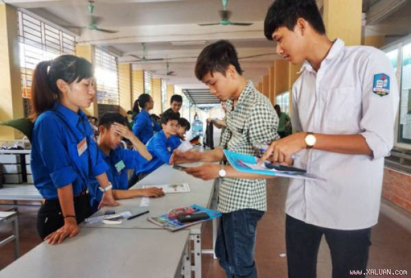 Thanh niên tình nguyện các trường đại học tham gia hỗ trợ kỳ thi. Ảnh minh họa.