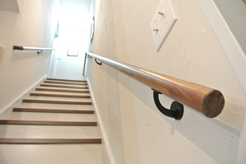 ナチュラルでおしゃれな階段手すりが付いた ウッドワンの丸型階段手すり こだわりローコスト北欧風住宅新築ブログ 2nd