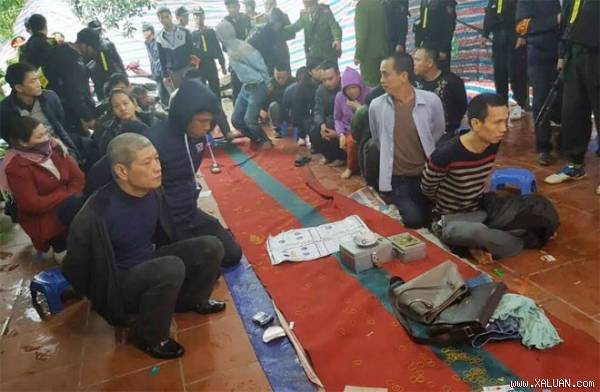  Một số người bị tạm giữ.