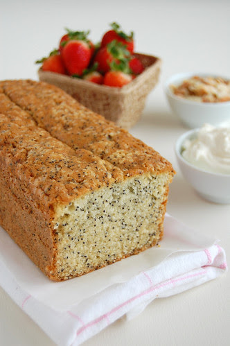 Silver poppy seed cake trifle / Pavê com bolo de papoula