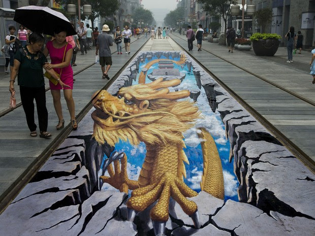 Pintura em 3D em rua de Pequim, na China (Foto: Andy Wong/AP Photo)