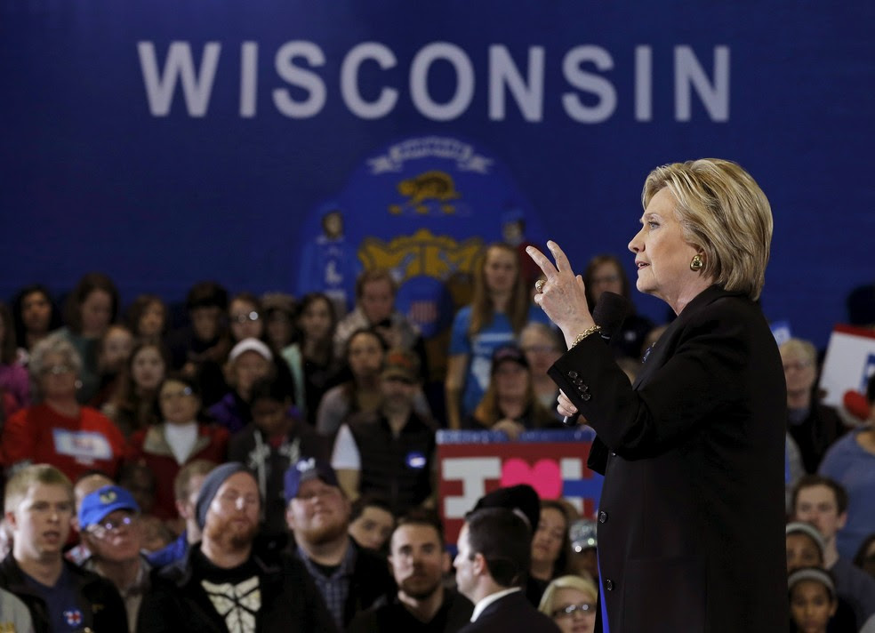 Hillary Clinton discursa em evento de campanha em Milwaukee, no Wisconsin, em março de 2016 (Foto: REUTERS/Jim Young/File Photo)