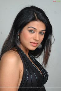 Sexy Sraddha Das in Target