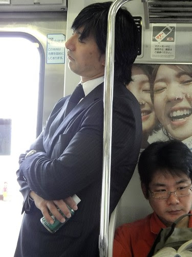 спящие в метро японцы