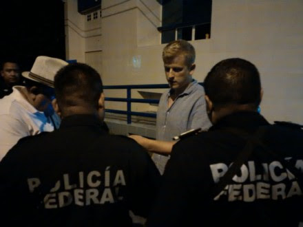 Un estudiante del Tec de Monterrey, de origen alemán, dialoga con policías federales tras ataque realizado por agentes ministeriales en Chilpancingo. Foto: Ezequiel Flores