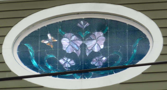 P1170715-2013-03-17-Walking-Tour-Grant-Park-Phoenix-Flies-oval-stained-glass-detail
