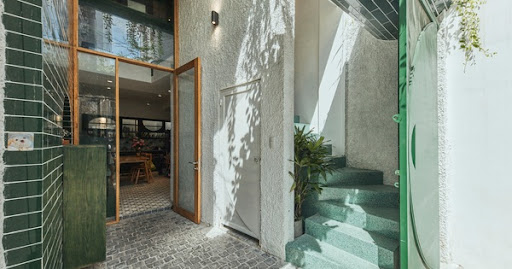 
                                    Nhà xanh lá 34m2 lọt thỏm giữa những công trình cao tầng nhưng vẫn nổi nhất khu nhờ loạt điểm nhấn độc nhất vô nhị