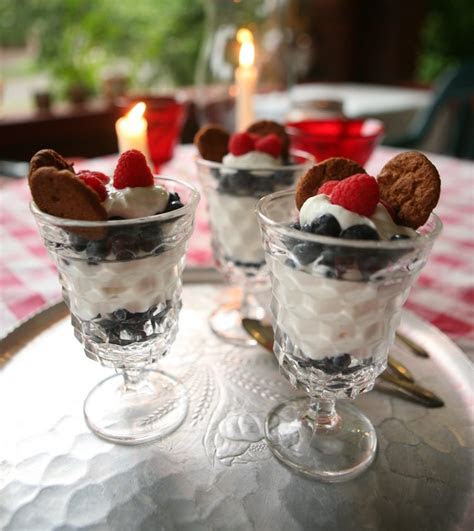 dessert im glas anrichten  rezepte und tipps zum garnieren