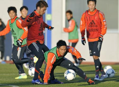 サッカー日本代表が始動 金園は右足負傷 病院へ アイスランド戦に向け調整する初選出の久保 中央下 ら日本代表イレブン 堺市内 四国新聞社