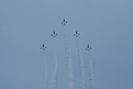 ブルーインパルス 上向き空中開花 いこまいけ高岡