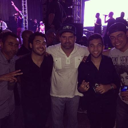 Tuka (o segundo, da esquerda para à direita, de preto) com amigos durante o show em comemoração ao seu aniversário