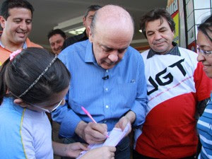 José Serra conversa com eleitores na Avenida 12 de Outubro, na Lapa (Foto: Foto: Germano Assad/G1)