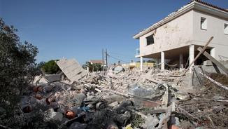 La casa d'Alcanar després de la primera explosió, amb les bombones de butà ben visibles (EFE)